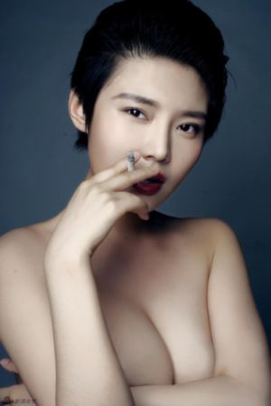 国产薄丝袜脚交视频一区二区_HD完整版观看